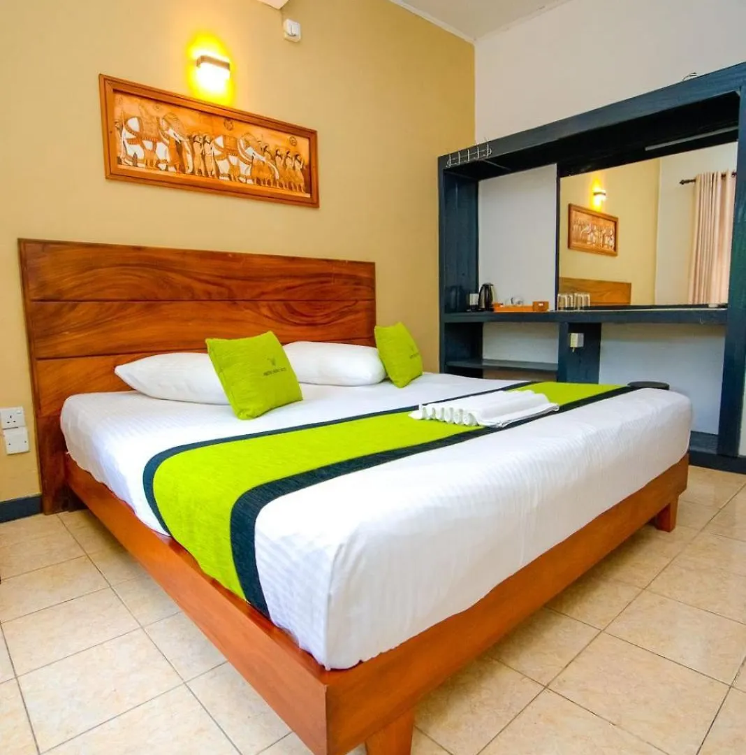 Waterfront Hotel קנדי